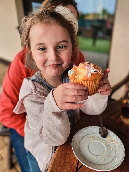 Chica Disfrutando Comer Dulce Sabroso Cupcake Que Ella Hizo Casa —  Fotos de Stock