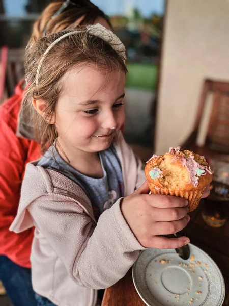 Chica Disfrutando Comer Dulce Sabroso Cupcake Que Ella Hizo Casa —  Fotos de Stock