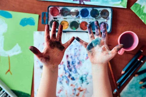 Bambina Età Prescolare Mostrando Mani Colorate Dipinte Bambino Che Diverte — Foto Stock