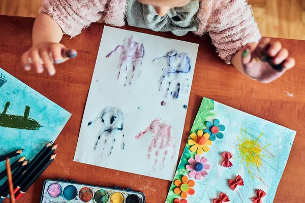 Κοριτσάκι Προσχολικής Ζωγραφικής Μια Εικόνα Χρησιμοποιώντας Πολύχρωμα Χρώματα Και Κραγιόνια — Φωτογραφία Αρχείου