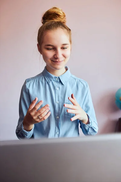 Sınıfı Olan Genç Bir Kız Öğrenci Internetten Öğreniyor Uzaktan Ders — Stok fotoğraf