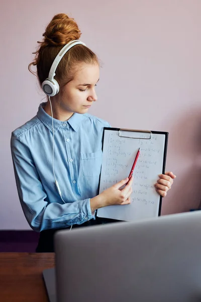 Een Jonge Studente Die Huiswerk Laat Zien Lessen Heeft Online — Stockfoto