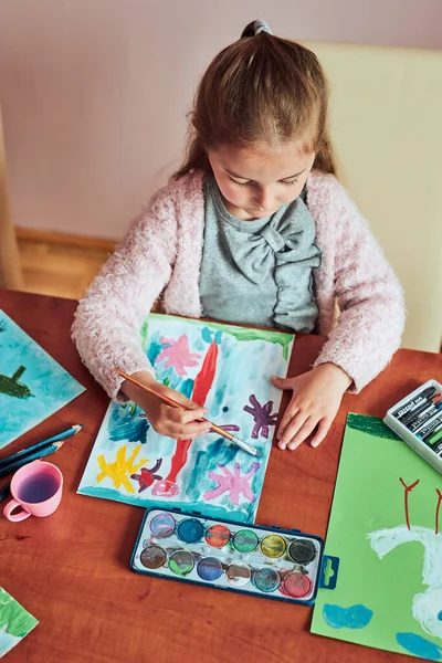 Bambina Età Prescolare Dipingere Quadro Utilizzando Vernici Colorate Pastelli Bambino — Foto Stock