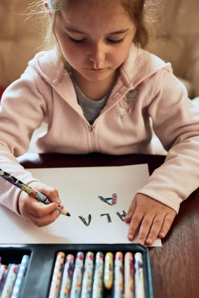 Een Kleuter Die Thuis Brieven Leert Schrijven Hij Gebruikt Krijtjes — Stockfoto