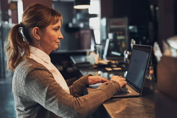 Entspannte Geschäftsfrau Die Ferngesteuert Ihrem Laptop Arbeitet Erwägt Ihre Arbeit — Stockfoto