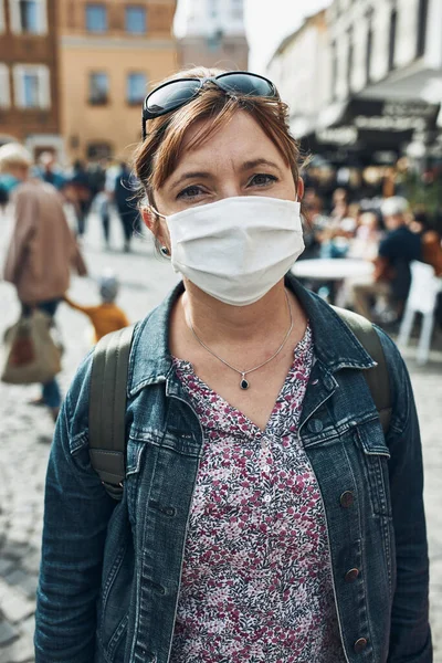 Jovem Mulher Uma Rua Centro Cidade Olhando Para Câmera Usando — Fotografia de Stock