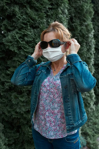 Mulher Andando Livre Usando Máscara Facial Durante Surto Coronavírus Pandêmico — Fotografia de Stock