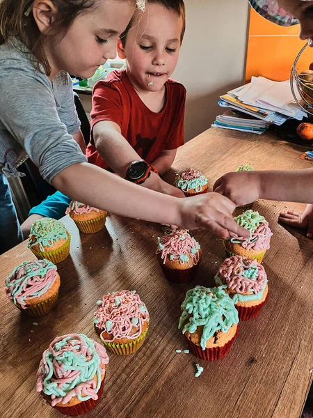 Grupp Barn Baka Cupcakes Förbereda Ingredienser Toppning Strössel För Dekoration — Stockfoto