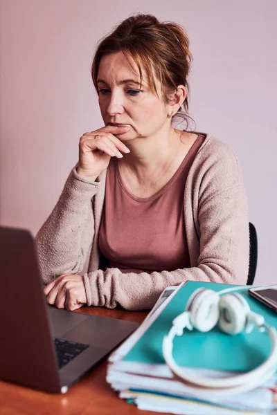 Žena Soustředila Svou Práci Tvrdě Pracovala Notebooku Domova Žena Sedící — Stock fotografie