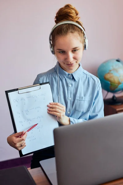 Mladá Studentka Předvádí Domácí Úkoly Hodiny Učí Online Dívá Lekci — Stock fotografie