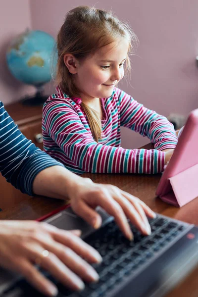 Vrouwelijke Moeder Werkt Afstand Tijdens Videochat Call Stream Online Cursus — Stockfoto