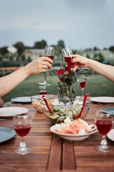 Couple Making Toast Summer Outdoor Dinner Home Garden Hands Holding — Stock Photo, Image