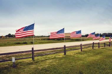 Bayraklı Amerikan Country Yolu