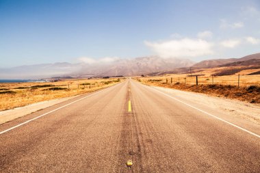 Terk edilmiş arazide Country Road