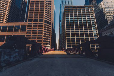 Şehir binalarıyla gün batımında Chicago