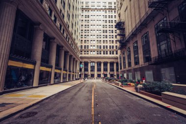 Alacakaranlıkta şehir caddesi