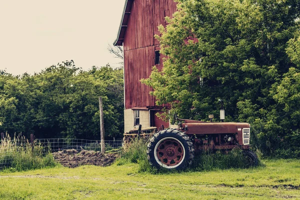 Old Tractor Red Barn — Stock Photo, Image