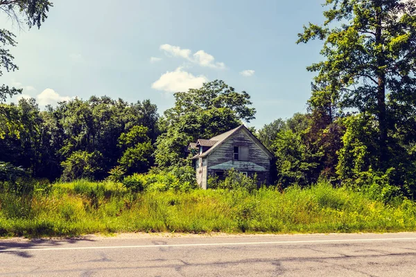 American Country Road Met Oud Huis Zijaanzicht — Stockfoto