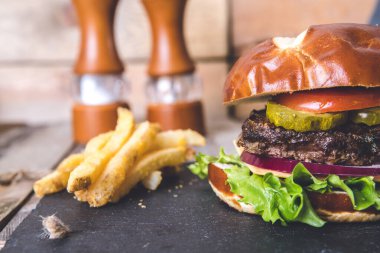 Restoranda patates kızartmalı çizburger.