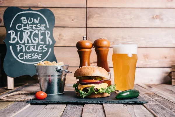 American Craft Beer Cheeseburger — Stock Photo, Image