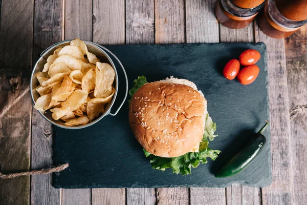 Amerikansk Biffostburgare Med Chips — Stockfoto