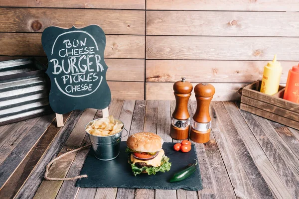 American Beef Cheeseburger Frytkami — Zdjęcie stockowe