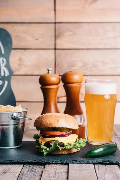 Amerikaans Ambachtelijk Bier Met Cheeseburger — Stockfoto