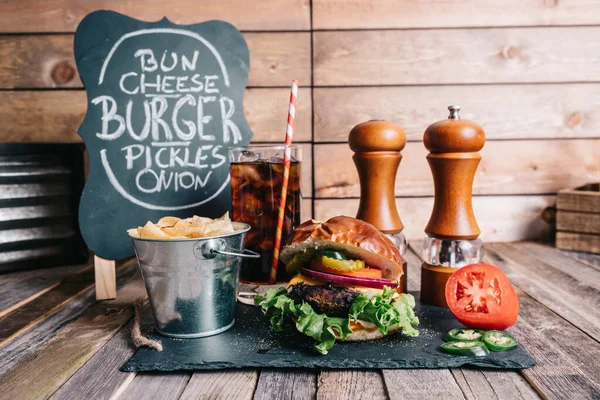 Cheeseburger Bułce Pretzel Napojem Bezalkoholowym — Zdjęcie stockowe