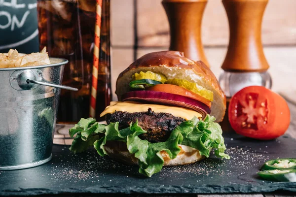 Cheeseburger Een Pretzel Bun Met Frisdrank — Stockfoto