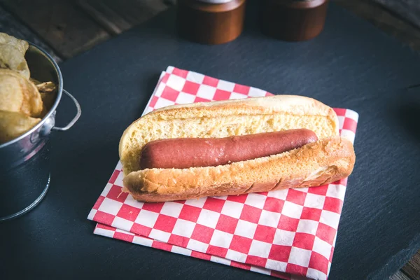 Hot Dog Στο Slate Board — Φωτογραφία Αρχείου