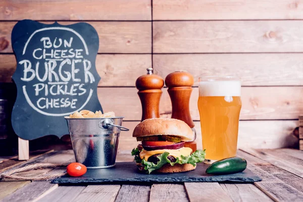 Cerveza Artesanal Americana Con Hamburguesa Con Queso Imagen de archivo