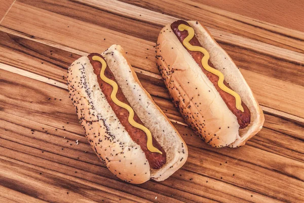 American Hot Dogs Drewnianej Desce — Zdjęcie stockowe
