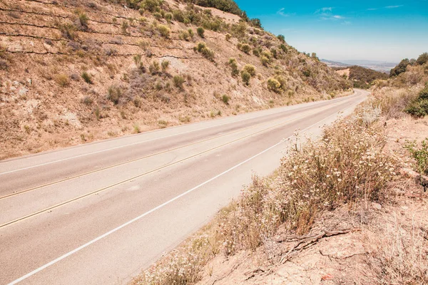 カリフォルニア州の空のアスファルト道路 — ストック写真