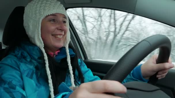 Young female driver smiling and driving a car. — Stock Video