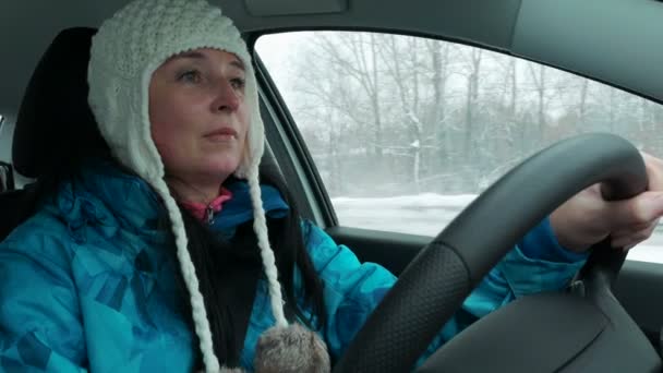 Jeune conductrice concentrée sur la conduite d'une voiture . — Video