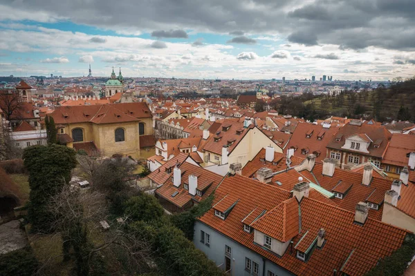 Häuser mit traditionellen roten Dächern in Prag in Tschechien. — Stockfoto