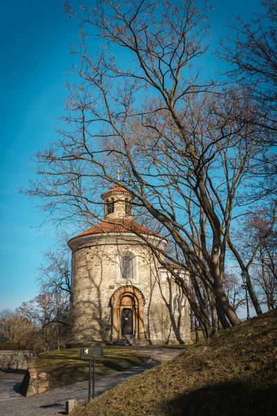 Višegrad 'daki parkın bölgesindeki taş kilise. Prag.