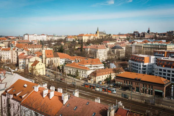 Domy s tradičními červenými střechami v Praze. — Stock fotografie