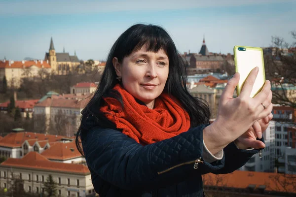Visegrad 'ın gözlem güvertesinde bir kız selfie çekiyor. Prag.