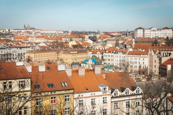 Domy s tradičními červenými střechami v Praze. — Stock fotografie