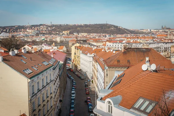 Domy s tradičními červenými střechami v Praze. — Stock fotografie