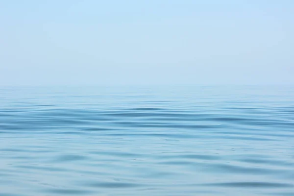 Sakin deniz yüzeyi. Açık gökyüzü altında sabahın erken saatlerinde Seascape.