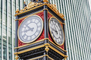 Saat Kulesi ile modern mali fütüristik ofisi buiilding