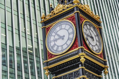 Saat Kulesi ile modern mali fütüristik ofisi buiilding