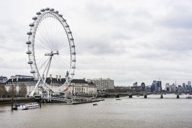 Londra göz tekerlek ile ofis binaları