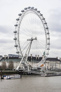 Londra göz tekerlek ile ofis binaları