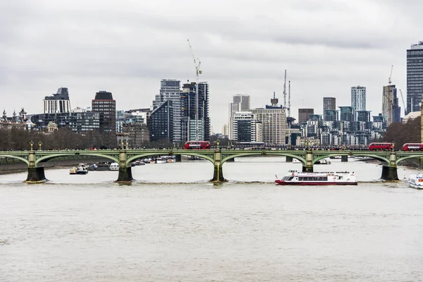 泰晤士河上的桥 在伦敦有办公楼 — 图库照片