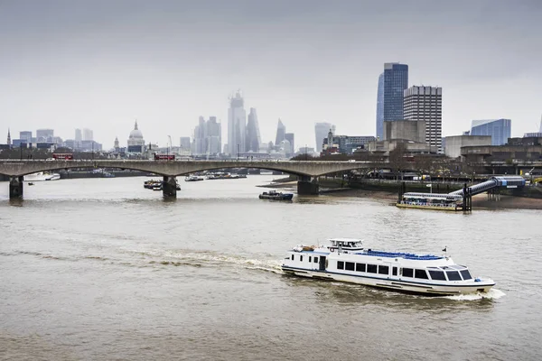 Puente Sobre Río Támesis Con Edificios Oficinas Londres —  Fotos de Stock