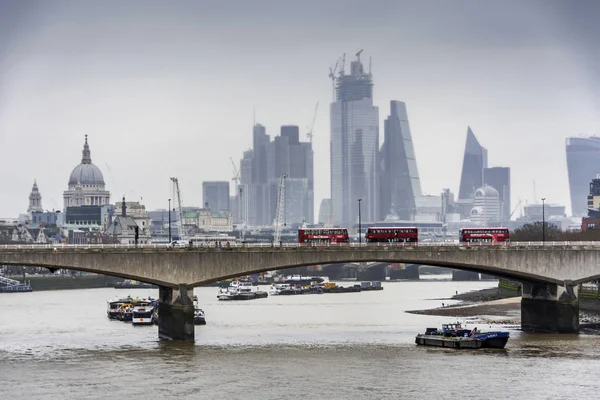 ロンドンのオフィスビルとテムズ川の橋 — ストック写真