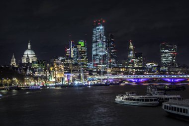 Gökdelenler ve Londra'da Thames Nehri geceleri Ofis Binası